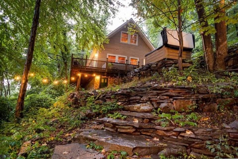 A nature escape with all the modern amenities you can ask for, The Hawks Nest Cabin is the perfect getaway for those looking to bond with family and friends within close proximity to wonderful outdoor activities and experiences. 