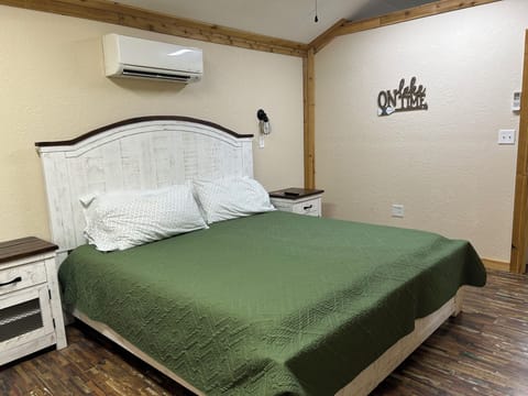 Split king with adjustable bases. Linens are provided.