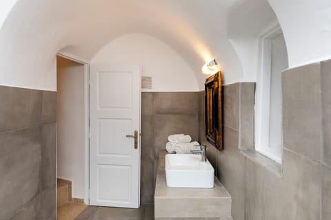 CALDERA HONEYMOON WITH HOT TUB | Bathroom | Shower, rainfall showerhead, free toiletries, hair dryer