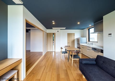A built-in kitchen that you can use freely. There is also a refrigerator and microwave.