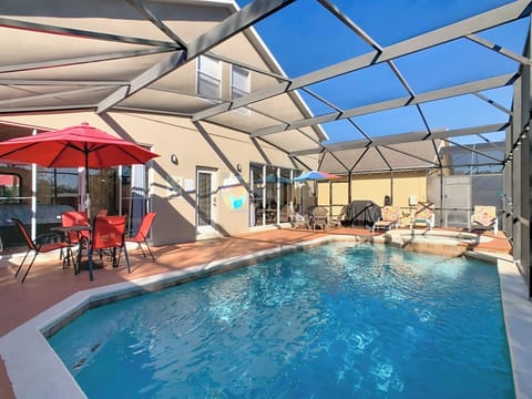 💦 Relax by your private screened-in pool—perfect for morning swims and sunset lounging.