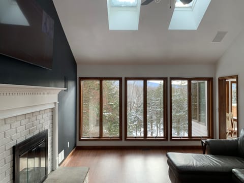Family Room 70" Tv (Netflix, Hbo Max, Prime, Disney)