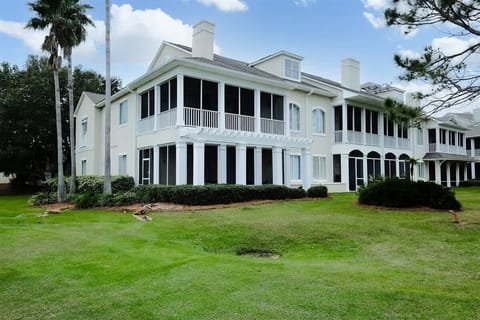 002 104A 200 Peninsula Blvd 10522