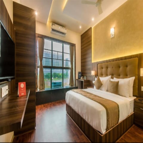 Deluxe Double Room | Desk, laptop workspace, bed sheets