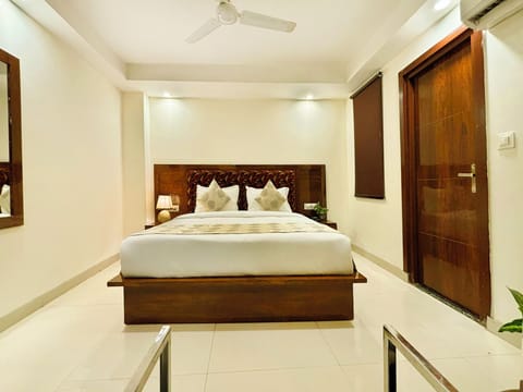 Deluxe Double Room, 1 King Bed, Private Bathroom | Egyptian cotton sheets, premium bedding, Select Comfort beds, desk
