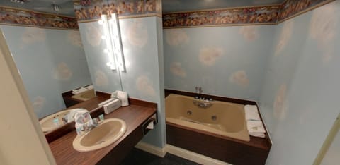 Deluxe Single Room, 1 King Bed (Whirlpool bath) | Bathroom | Shower, free toiletries, hair dryer, towels