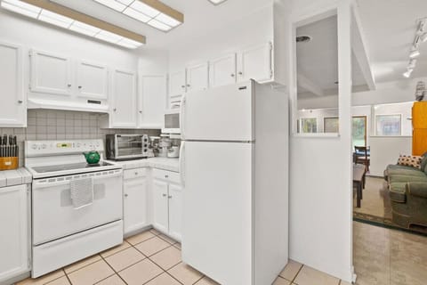 Full Kitchen with Microwave, Dishwasher, Fridge, Oven, Stove, Regular Coffee Maker and Toaster