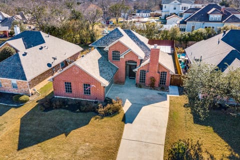 Gorgeous drive up w/ lots of parking and walking distance to downtown/parks/gym