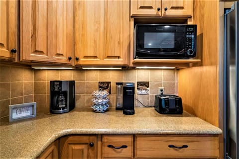 Coffee (& coffee fixings), Hot cocoa, popcorn, & instant oatmeal all provided