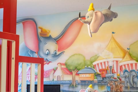 Dumbo does not only fly on the walls, he is in mid air! Disney comes to life ...