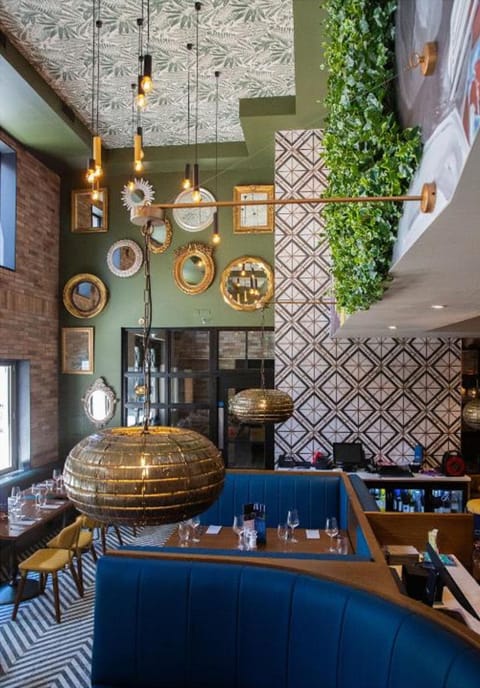 3 restaurants; lunch, dinner, and brunch served