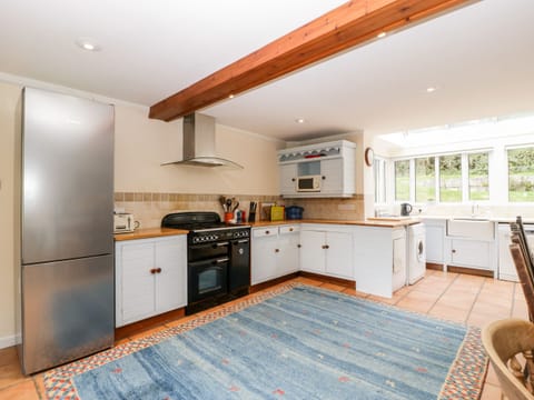 Cottage | Private kitchen | Fridge, dishwasher, electric kettle, toaster