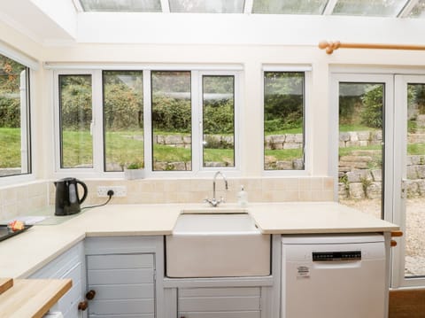 Cottage | Private kitchen | Fridge, dishwasher, electric kettle, toaster