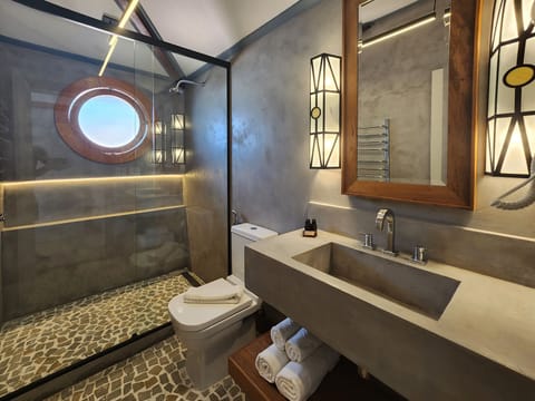 Deluxe Room, Sea View | Bathroom | Towels