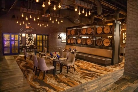 2 restaurants; lunch and dinner served