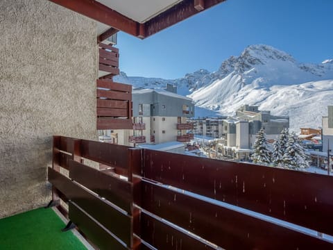 Sky, Property, Building, Mountain, Wood, Snow, Slope, Shade, Material Property, Residential Area