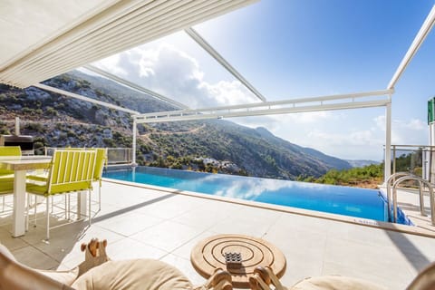 4 outdoor pools, sun loungers