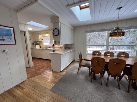 Open floor plan with integrated dining area, living room and kitchen 