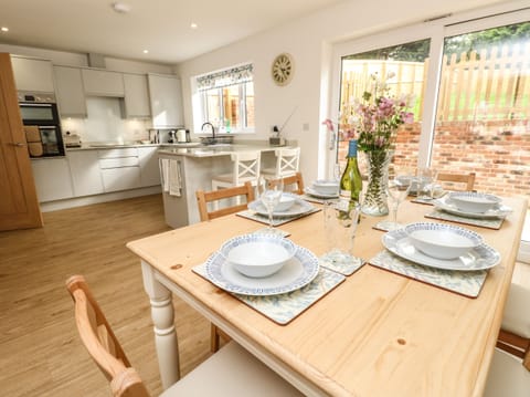 Cottage | Private kitchen | Fridge, dishwasher, electric kettle, toaster