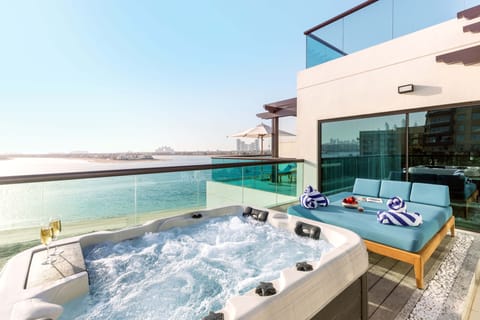 Grand Luxury Suite Sea View with Open Jacuzzi and Club Lounge Access | Private spa tub