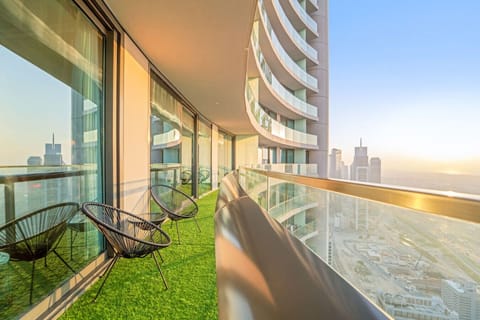 Balcony Retreat: Savor stunning skyline views from chic seating on your private terrace!