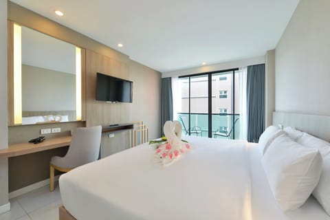 Deluxe Double Room, City View | Minibar, in-room safe, desk, blackout drapes