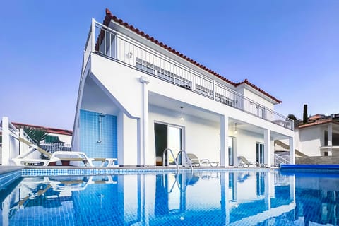 Modern private villa-8 people-heated infinity like pool-Beautiful ocean view