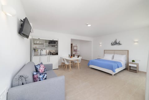 Deluxe Suite with Private Swimming Pool | Living area | Flat-screen TV