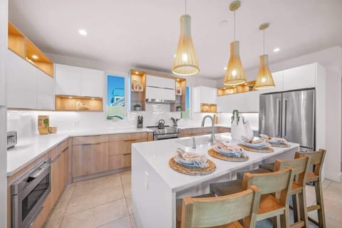 Kitchen - 4 Person Island Top Bar