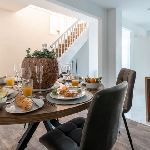 House | 4 bedrooms, individually furnished, laptop workspace, Internet