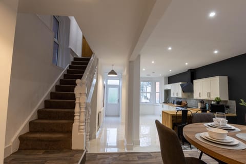 House | 4 bedrooms, individually furnished, laptop workspace, Internet