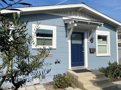 Frontdoor 
Note: three steps without a Front of bungalow 