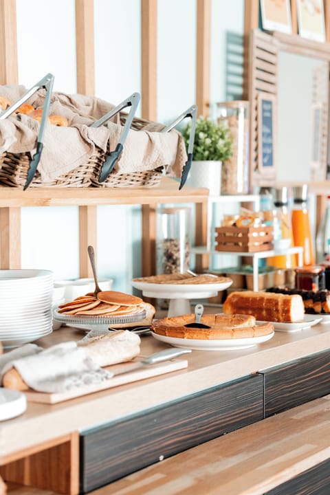 Daily continental breakfast (EUR 14 per person)