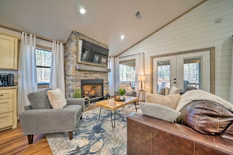 Broken Bow Vacation Rental | Studio | 1BA | 900 Sq Ft | Steps Required to Enter