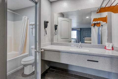 Combined shower/tub, deep soaking tub, free toiletries, hair dryer
