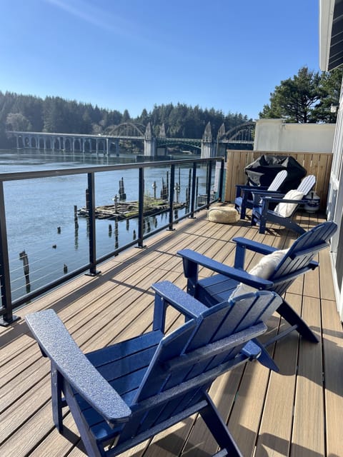     Large Deck Overlooking the Siuslaw  River with BBQ