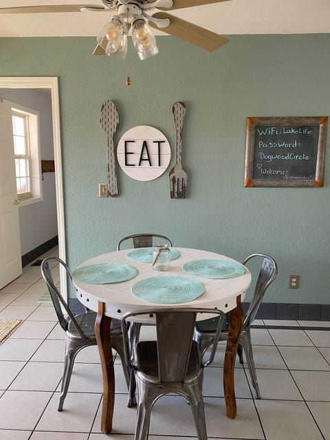 Dining area off of kitchen; 