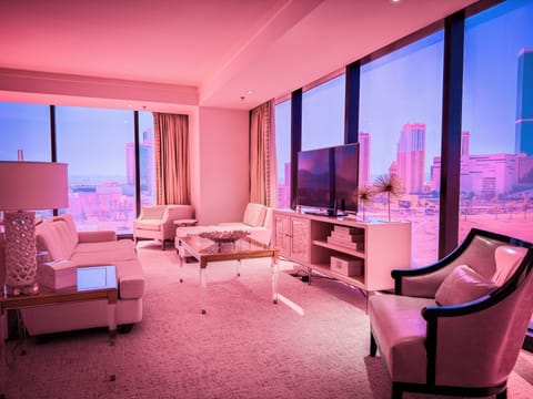 Luxury Penthouse | Hypo-allergenic bedding, in-room safe, desk, laptop workspace
