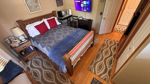 Queen size bed with pillow top matress 