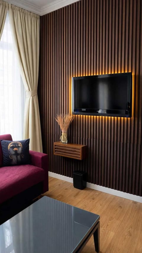 Standard Studio | Hypo-allergenic bedding, desk, laptop workspace, blackout drapes