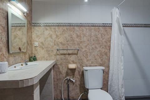 Bungalow | Bathroom | Shower, free toiletries, towels