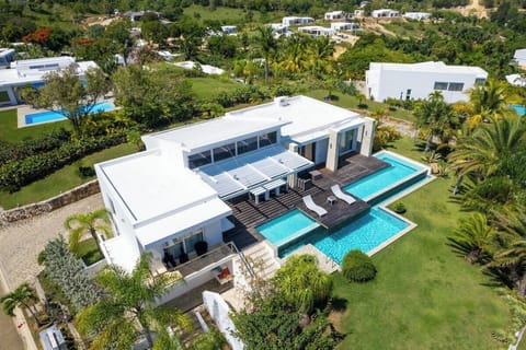 V12 Casa Summerhill  · Luxury villa w/ 2-level pool + bar and pool table (192)