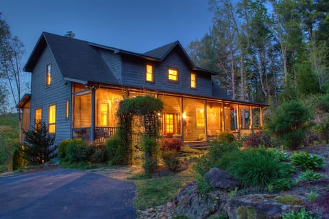 Night View (Thomas Kinkade style!) of Heavenly Hideaway