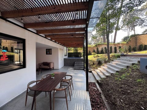 El patio privado te ofrece la posibilidad de terner comidas al aire libre haciendo una carne asada.