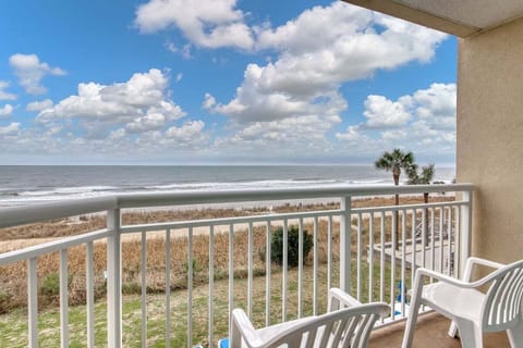 Oceanfront Escape: Sip morning coffee on the balcony while soaking in stunning sea views!