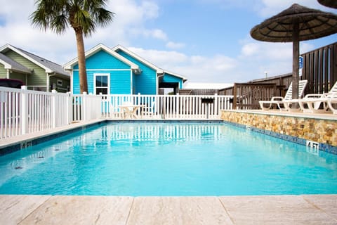 Heated Pool & Pet Friendly! Cozy Cottage by the Sea (131)