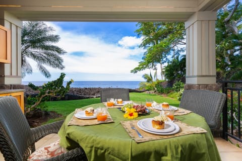 True oceanfront lanai.