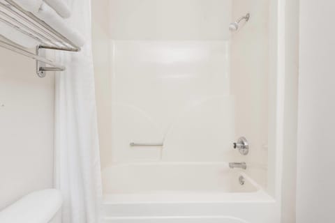 Combined shower/tub, free toiletries, hair dryer, towels
