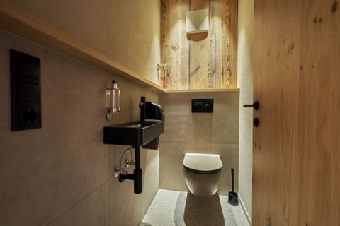 Luxury Condo, 2 Bedrooms, Balcony | Free WiFi, bed sheets