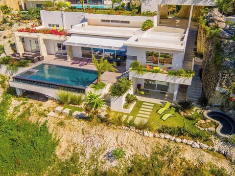 V16b Casa la Roca  · Black Infinity Pool, Jacuzzi & Ocean View Villa (307)